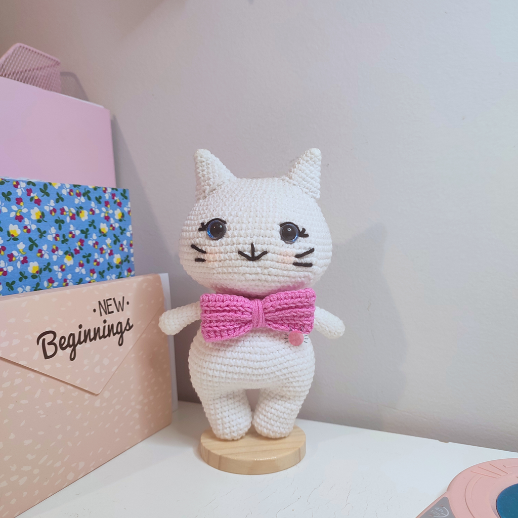 amigurumi crochet cat on desc