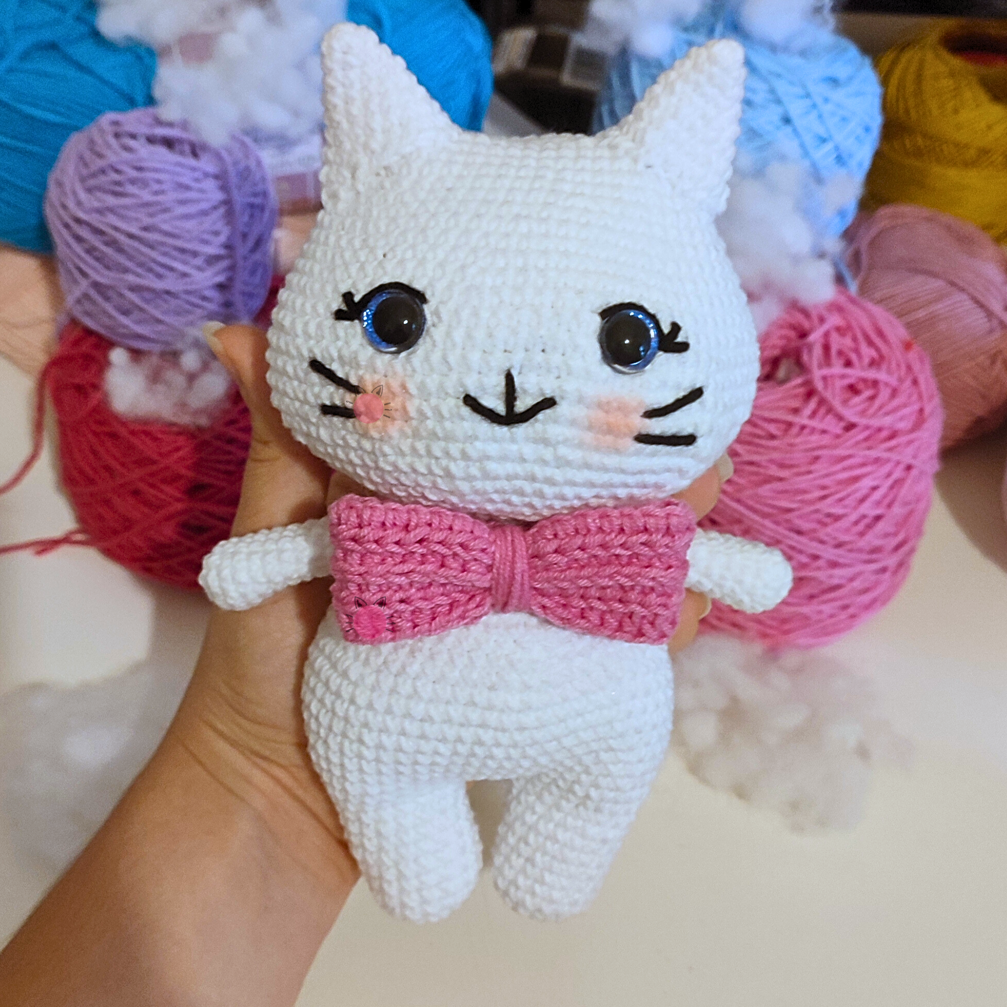 amigurumi crochet cat on desc